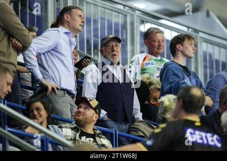 Dieter Hallervorden besucht Handballspiel - Handball Bundesliga Saison 2023-2024 SC Magdeburg gegen TSV Hannover-Burgdorf in der GETEC Arena in Magdeburg - Handball, Deutschland, 15.10.2023 *** Dieter Hallervorden besucht Handball Bundesliga Saison 2023 2024 SC Magdeburg gegen TSV Hannover Burgdorf in der GETEC Arena in Magdeburg Handball, Deutschland, Deutschland, 15 10 2023 Credit: Imago/Alamy Live News Stockfoto