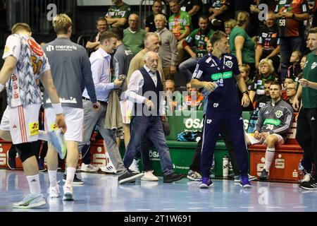 Dieter Hallervorden besucht Handballspiel - Handball Bundesliga Saison 2023-2024 SC Magdeburg gegen TSV Hannover-Burgdorf in der GETEC Arena in Magdeburg - Handball, Deutschland, 15.10.2023 *** Dieter Hallervorden besucht Handball Bundesliga Saison 2023 2024 SC Magdeburg gegen TSV Hannover Burgdorf in der GETEC Arena in Magdeburg Handball, Deutschland, Deutschland, 15 10 2023 Credit: Imago/Alamy Live News Stockfoto