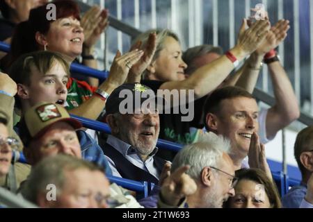 Dieter Hallervorden besucht Handballspiel - Handball Bundesliga Saison 2023-2024 SC Magdeburg gegen TSV Hannover-Burgdorf in der GETEC Arena in Magdeburg - Handball, Deutschland, 15.10.2023 *** Dieter Hallervorden besucht Handball Bundesliga Saison 2023 2024 SC Magdeburg gegen TSV Hannover Burgdorf in der GETEC Arena in Magdeburg Handball, Deutschland, Deutschland, 15 10 2023 Credit: Imago/Alamy Live News Stockfoto