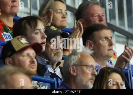 Dieter Hallervorden besucht Handballspiel - Handball Bundesliga Saison 2023-2024 SC Magdeburg gegen TSV Hannover-Burgdorf in der GETEC Arena in Magdeburg - Handball, Deutschland, 15.10.2023 *** Dieter Hallervorden besucht Handball Bundesliga Saison 2023 2024 SC Magdeburg gegen TSV Hannover Burgdorf in der GETEC Arena in Magdeburg Handball, Deutschland, Deutschland, 15 10 2023 Credit: Imago/Alamy Live News Stockfoto