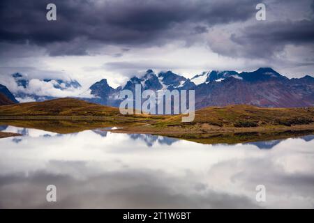 Exotischer See Koruldi am Fuße des Mt. Ushba. Dramatische und wunderschöne Szene. Lage berühmter Place Upper Svaneti, Mestia, Georgien, Europa. Hochkaukasus Stockfoto