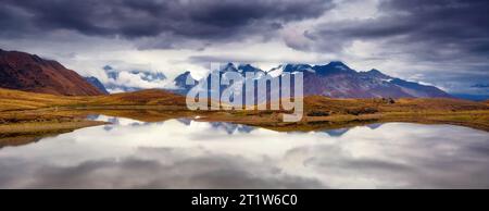 Exotischer See Koruldi am Fuße des Mt. Ushba. Dramatische und wunderschöne Szene. Lage berühmter Place Upper Svaneti, Mestia, Georgien, Europa. Hochkaukasus Stockfoto