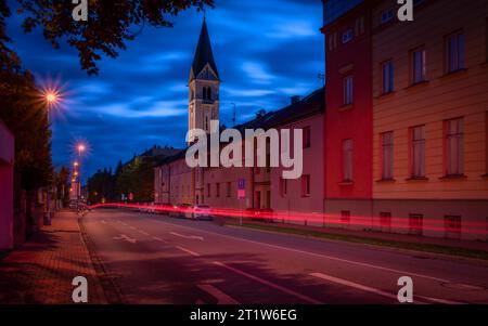 Früher farbenfroher Herbstmorgen mit Straßen und Flüssen in Ceske Budejovice CZ 10 15 2023 Stockfoto