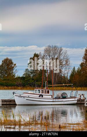 Kleines kommerzielles Fischereifahrzeug an der Uferpromenade von Steveston in British Columbia Kanada Stockfoto