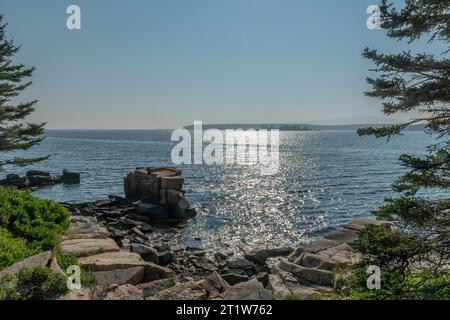 Mark Island im Winter Harbor von der Schoodischen Halbinsel in Maine aus gesehen. Stockfoto