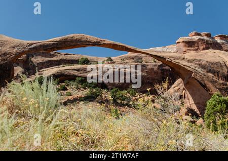 Bögen, die aus der Erosion von Sandstein gebildet wurden. Wunderschönes Bild eines Natursteinbogens und Arches National Park. Stockfoto