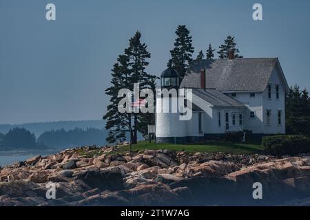 Winter Harbor Light auf Mark Island in Winter Harbor, Frenchman Bay, Maine vom Boot aus gesehen. Stockfoto