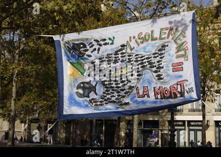 Paris, Frankreich. Oktober 2023. Kundgebung der algerischen Diaspora gegen das algerische politisch-militärische System am 15. Oktober 2023 auf dem Place de la République in Paris. Quelle: Bernard Menigault/Alamy Live News. Stockfoto