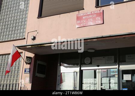 Krakau, Polen. Oktober 2023. Das Schild der bezirkswahlkommission ist in Krakau bei den Parlamentswahlen 2023 in Polen zu sehen. Quelle: SOPA Images Limited/Alamy Live News Stockfoto