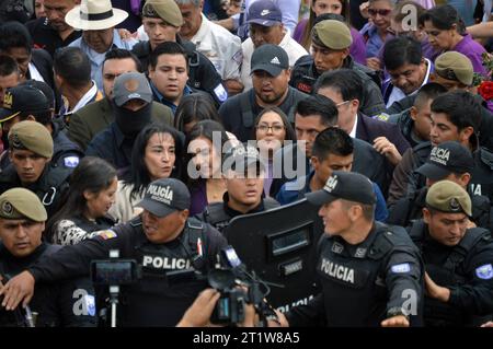 ELECCIONES-CUENCA-VERONICA ABAD Cuenca, Ecuador 15 de octubre de 2023 Segun ha informado el Consejo Nacional Electora CNE, la jornada civica empezara este 15 de octubre, A las 07:00 Uhr, Cona la instalacion de las juntas receptoras del voto JRV en los recintos electorales de todo el pais y culminara a las 17:00 para el conteo de votos. La candidata a la vicepresidencia del Ecuador Veronica Abad ejercio su voto en la Unidad Educativa Manuel J.Calle ante un gigantesco resguardo policial y militar. foto Boris Romoleroux/API POL-ELECCIONES-CUENCA-VERONICAABAD-42fd37203b3b52d01d3971edf0d2bc7d *** CUENCA Stockfoto