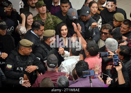 ELECCIONES-CUENCA-VERONICA ABAD Cuenca, Ecuador 15 de octubre de 2023 Segun ha informado el Consejo Nacional Electora CNE, la jornada civica empezara este 15 de octubre, A las 07:00 Uhr, Cona la instalacion de las juntas receptoras del voto JRV en los recintos electorales de todo el pais y culminara a las 17:00 para el conteo de votos. La candidata a la vicepresidencia del Ecuador Veronica Abad ejercio su voto en la Unidad Educativa Manuel J.Calle ante un gigantesco resguardo policial y militar. foto Boris Romoleroux/API POL-ELECCIONES-CUENCA-VERONICAABAD-c85b69d77bf9542336ba3602f1d497c5 *** CUENCA Stockfoto