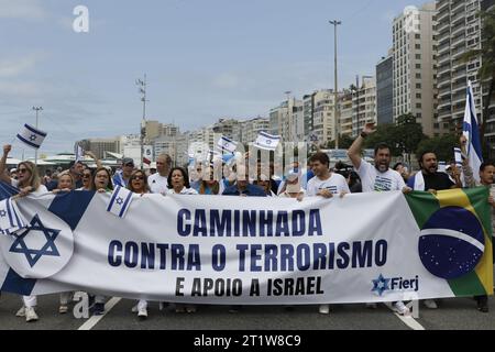 Jüdische Gemeinde marschiert in Copacabana zur Unterstützung Israels im Konflikt mit der Hamas. Jüdische Volksdemonstration mit israelischen Fahnen und judentum Stockfoto