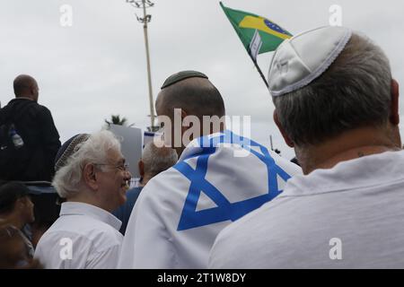 Jüdische Gemeinde marschiert in Copacabana zur Unterstützung Israels im Konflikt mit der Hamas. Jüdische Volksdemonstration mit israelischen Fahnen und judentum Stockfoto