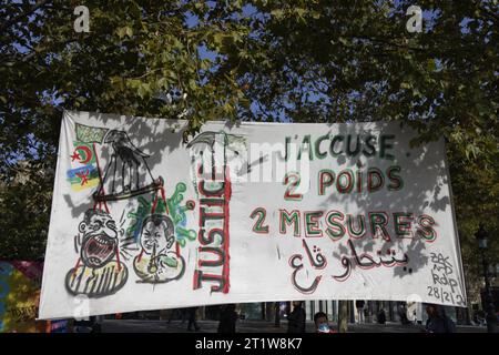 Paris, Frankreich. Oktober 2023. Kundgebung der algerischen Diaspora gegen das algerische politisch-militärische System am 15. Oktober 2023 auf dem Place de la République in Paris. Quelle: Bernard Menigault/Alamy Live News. Stockfoto