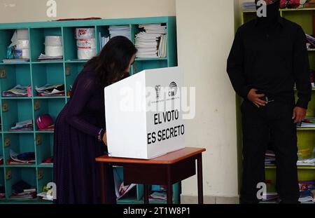 ELECCIONES-CUENCA-VERONICA ABAD Cuenca, Ecuador 15 de octubre de 2023 Segun ha informado el Consejo Nacional Electora CNE, la jornada civica empezara este 15 de octubre, A las 07:00 Uhr, Cona la instalacion de las juntas receptoras del voto JRV en los recintos electorales de todo el pais y culminara a las 17:00 para el conteo de votos. La candidata a la vicepresidencia del Ecuador Veronica Abad ejercio su voto en la Unidad Educativa Manuel J.Calle ante un gigantesco resguardo policial y militar. foto Boris Romoleroux/API POL-ELECCIONES-CUENCA-VERONICAABAD-d142c9175064af08bf84d41cca069273 *** CUENCA Stockfoto