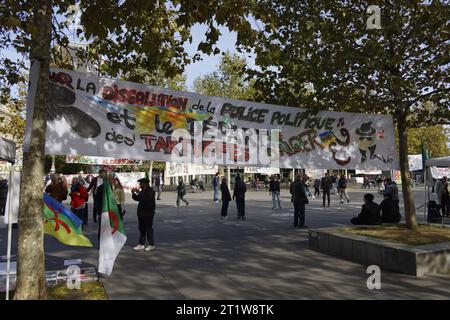 Paris, Frankreich. Oktober 2023. Kundgebung der algerischen Diaspora gegen das algerische politisch-militärische System am 15. Oktober 2023 auf dem Place de la République in Paris. Quelle: Bernard Menigault/Alamy Live News. Stockfoto
