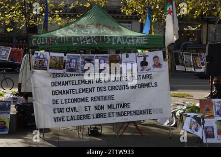 Paris, Frankreich. Oktober 2023. Kundgebung der algerischen Diaspora gegen das algerische politisch-militärische System am 15. Oktober 2023 auf dem Place de la République in Paris. Quelle: Bernard Menigault/Alamy Live News. Stockfoto