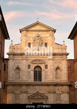 Fassade der Chiesa di San Raimondo al Refugio, Siena Stockfoto