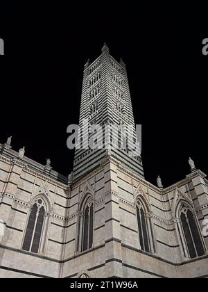 Blick auf den Glockenturm des Duomo in der Nacht Stockfoto