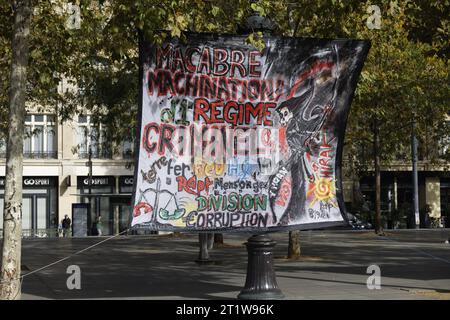 Paris, Frankreich. Oktober 2023. Kundgebung der algerischen Diaspora gegen das algerische politisch-militärische System am 15. Oktober 2023 auf dem Place de la République in Paris. Quelle: Bernard Menigault/Alamy Live News. Stockfoto