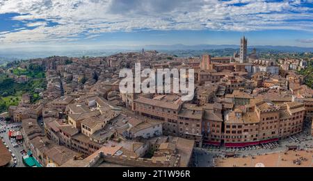 Duomo von Siena mit der Landschaft im Hintergrund und Piazza del Campo Stockfoto