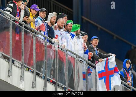 Pilsen, Tschechische Republik. Oktober 2023. Fans der Färöer-Inseln sehen sich am 15. Oktober 2023 das Gruppenspiel der Gruppe E der Qualifikation zur Fußball-Europameisterschaft 2024 an: Tschechische Republik - Färöer-Inseln, Pilsen, Tschechische Republik. Quelle: Miroslav Chaloupka/CTK Photo/Alamy Live News Stockfoto