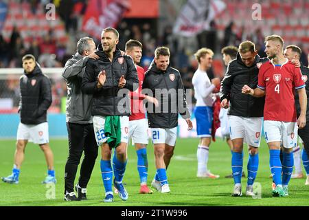 Pilsen, Tschechische Republik. Oktober 2023. Tschechische Spieler feiern den Sieg im Gruppenspiel der Qualifikation zur Fußball-Europameisterschaft 2024: Tschechische Republik - Färöer Inseln, Pilsen, Tschechische Republik, am 15. Oktober 2023. Quelle: Miroslav Chaloupka/CTK Photo/Alamy Live News Stockfoto