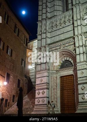 Battisterio di San Giovanni bei Nacht, Siena Stockfoto