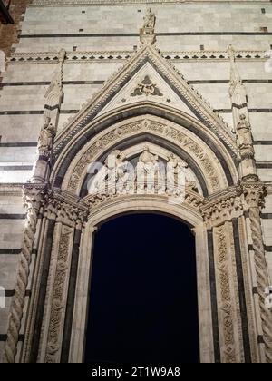 Die Lünette des Portals zum Domplatz, Siena Stockfoto