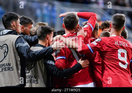 Pilsen, Tschechische Republik. Oktober 2023. Tschechische Spieler feiern den Sieg im Gruppenspiel der Qualifikation zur Fußball-Europameisterschaft 2024: Tschechische Republik - Färöer Inseln, Pilsen, Tschechische Republik, am 15. Oktober 2023. Quelle: Miroslav Chaloupka/CTK Photo/Alamy Live News Stockfoto