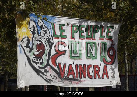 Paris, Frankreich. Oktober 2023. Kundgebung der algerischen Diaspora gegen das algerische politisch-militärische System am 15. Oktober 2023 auf dem Place de la République in Paris. Quelle: Bernard Menigault/Alamy Live News. Stockfoto