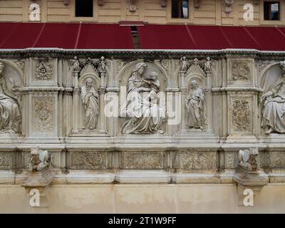 Madonna und Kind flankiert von Engeln, von Sarrocchi, im Gaia-Brunnen, Piazza del Campo, Siena Stockfoto