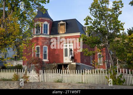 Historisches Backsteingebäude aus den 1890er Jahren im South-Central Historic District von Helena, Montana, restauriert Stockfoto