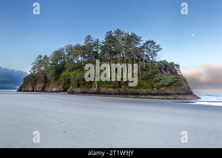 Der Pazifische Ozean Coastal Sea Stack Proposal Rock im Tillamook County bei Neskowin, Oregon. Proposal Rock wurde ursprünglich von den Ureinwohnern des AME „Schlock“ genannt Stockfoto