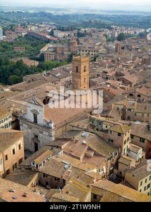 Die Dächer von Siena und die Landschaft von der Spitze des Torre del Mangia Stockfoto