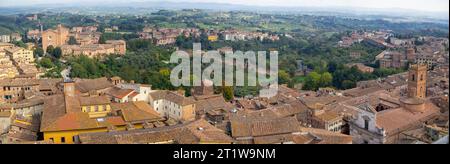 Die Dächer von Siena und das Panorama der Landschaft von der Spitze des Torre del Mangia Stockfoto