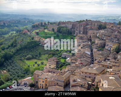 Die Dächer von Siena und die Landschaft von der Spitze des Torre del Mangia Stockfoto