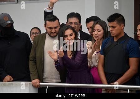 ELECCIONES-CUENCA-VERONICA ABAD Cuenca, Ecuador 15 de octubre de 2023 Segun ha informado el Consejo Nacional Electora CNE, la jornada civica empezara este 15 de octubre, A las 07:00 Uhr, Cona la instalacion de las juntas receptoras del voto JRV en los recintos electorales de todo el pais y culminara a las 17:00 para el conteo de votos. La candidata a la vicepresidencia del Ecuador Veronica Abad ejercio su voto en la Unidad Educativa Manuel J.Calle ante un gigantesco resguardo policial y militar. foto Boris Romoleroux/API POL-ELECCIONES-CUENCA-VERONICAABAD-da92d396eb22f54299740c0425bb6dfd *** CUENCA Stockfoto