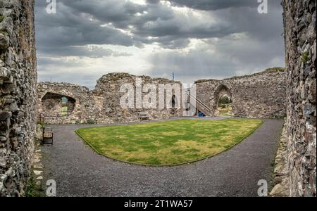 Das Bild zeigt die Ruine der Festung Castle Roy aus dem 12. Jahrhundert in der Nähe des Dorfes Nethy Bridge, erbaut und einst vom Clan Comyn und Clan Grant besetzt Stockfoto