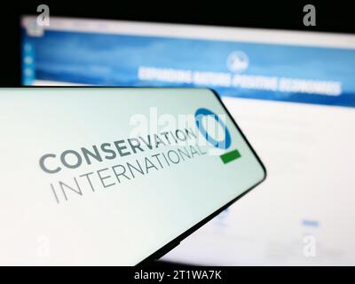 Smartphone mit Logo der Umweltorganisation Conservation International (CI) vor der Website. Konzentrieren Sie sich auf die Mitte des Telefondisplays. Stockfoto