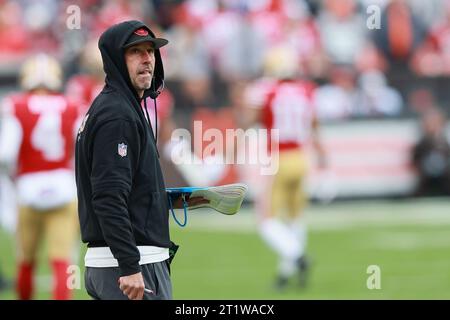 Cleveland, Usa. Oktober 2023. Kyle Shanahan, Cheftrainer der San Francisco 49ers, blickt während des zweiten Quartals gegen die Cleveland Browns in Cleveland, Ohio, am Sonntag, den 15. Oktober 2023, von der Seitenlinie zu. Foto: Aaron Josefczyk/UPI Credit: UPI/Alamy Live News Stockfoto