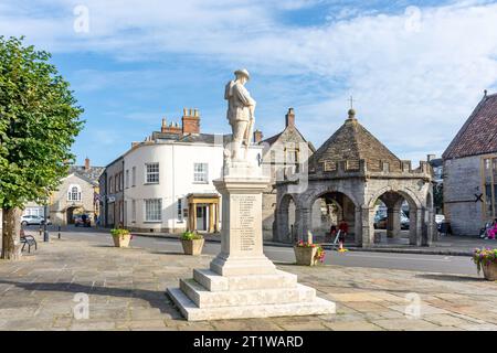 War Memorial and Butter Cross, Market Square, Somerton, Somerset, England, Vereinigtes Königreich Stockfoto