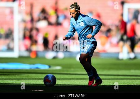 London, Großbritannien. Oktober 2023. Jordan Nobbs (8 Aston Villa) wärmt sich während des Barclays FA Women's Super League-Spiels zwischen Arsenal und Aston Villa im Emirates Stadium, London, am Sonntag, den 15. Oktober 2023 auf. (Foto: Kevin Hodgson | MI News) Credit: MI News & Sport /Alamy Live News Stockfoto