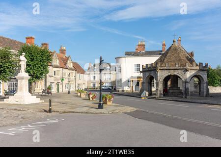 War Memorial and Butter Cross, Market Square, Somerton, Somerset, England, Vereinigtes Königreich Stockfoto