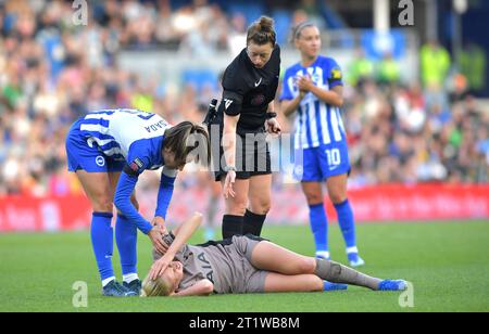 Brighton UK 15. Oktober 2023 - Schiedsrichterin Kirsty Dowle überprüft Eveliina Summanen aus Tottenham während des Barclays Women's Super League Fußballspiels zwischen Brighton & Hove Albion und Tottenham Hotspur im American Express Stadium (nur für redaktionelle Zwecke): Credit Simon Dack /TPI/ Alamy Live News Stockfoto