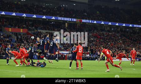 Cardiff, Großbritannien. Oktober 2023. Harry Wilson aus Wales (r) nimmt einen Freistoß und schießt während des Qualifikationsspiels zur UEFA-Europameisterschaft im Cardiff City Stadium knapp weit. Der Bildnachweis sollte lauten: Darren Staples/Sportimage Credit: Sportimage Ltd/Alamy Live News Stockfoto