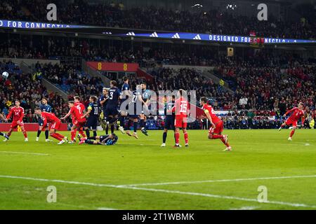 Der walisische Harry Wilson (rechts) macht während des Qualifikationsspiels der Gruppe D zur UEFA Euro 2024 im Cardiff City Stadium, Wales, einen Freistoß, der weit über das Tor hinausgeht. Bilddatum: Sonntag, 15. Oktober 2023. Stockfoto