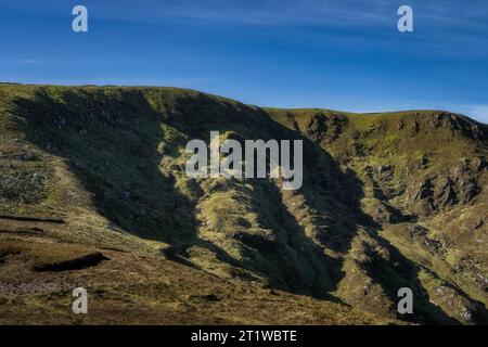 Hügel des Tonelagee Mountain mit tiefen Furchen, wunderschön durch Licht und Schatten akzentuiert. Wandern in den Wicklow Mountains, Irland Stockfoto