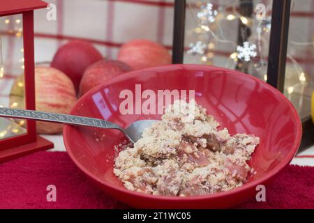 Eine Schüssel mit Apfel- und Rhabarber-Crumble-Pudding Stockfoto