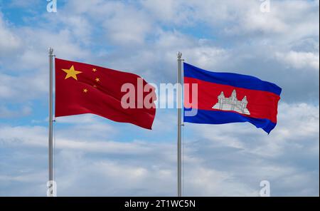 Kambodscha- und China-Flaggen schwenken zusammen auf blauem bewölktem Himmel, zwei Länder-Beziehungskonzept Stockfoto